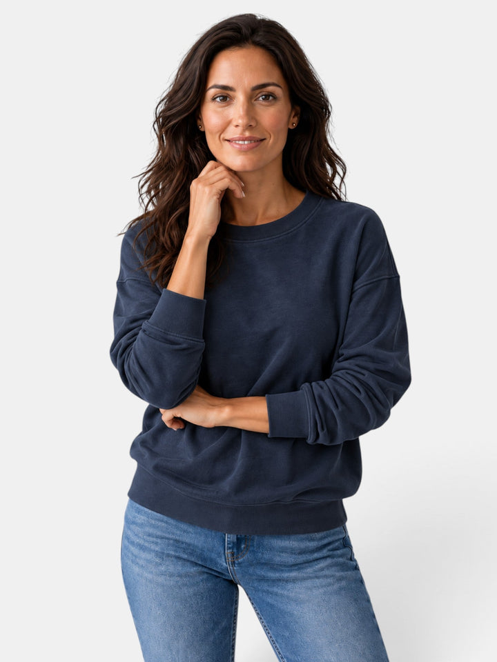 Vista frontal de sudadera de mujer, cuello redondo y manga larga. Prenda básica para tu armario casual.