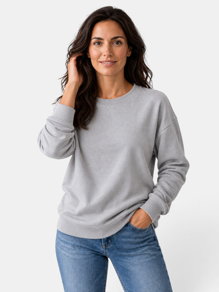 Detalle del cuello redondo en sudadera de mujer, manga larga. Un clásico versátil y cómodo.