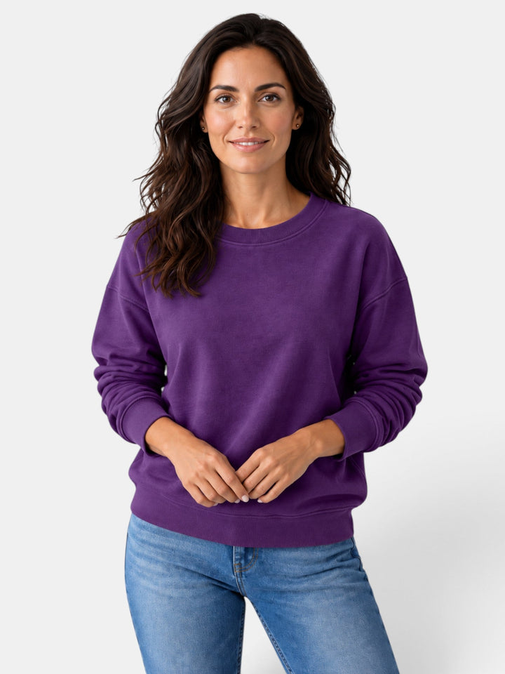 Mujer usando sudadera de manga larga y cuello redondo. Ideal para un estilo relajado en otoño/invierno.