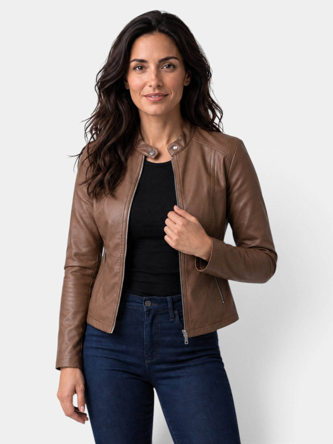 Chaqueta casual de mujer, entallada, con cuello mao y cremallera, ideal para un estilo urbano.
