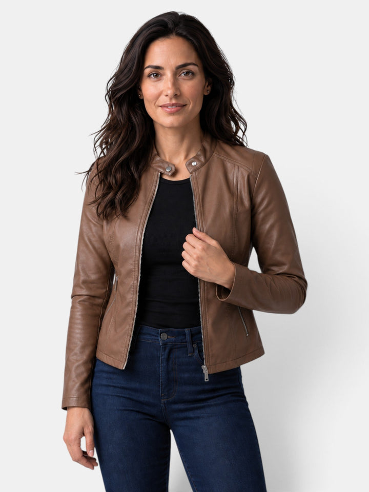 Chaqueta casual de mujer, entallada, con cuello mao y cremallera, ideal para un estilo urbano.