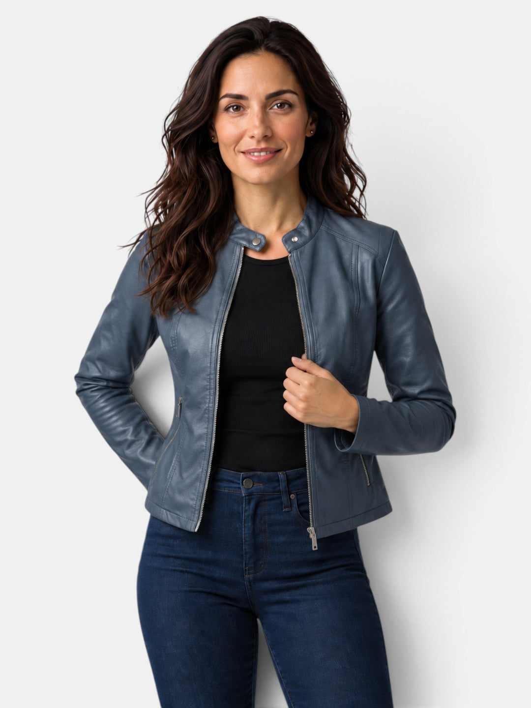 Chaqueta de mujer, entallada con cuello mao y cremallera, ideal para un estilo versátil y chic.