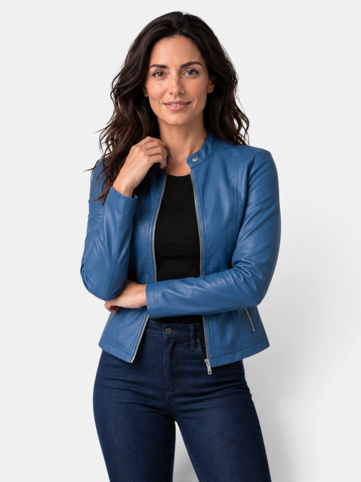 Abrigo de mujer con cuello mao y cremallera, corte entallado que favorece la figura, estilo casual.