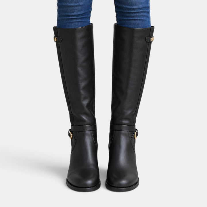 Botas ortopédicas de cuero para mujer. Diseño alto con paneles elásticos que se ajustan, ofreciendo soporte y estilo casual.