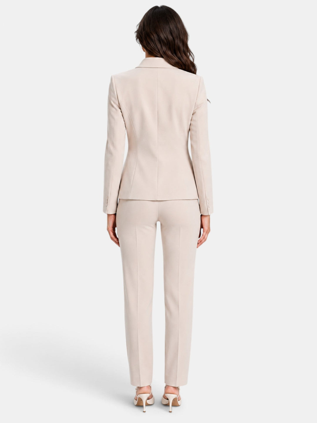 Conjunto de blazer y pantalón asimétrico. Moda femenina cómoda y moderna para un look de oficina.