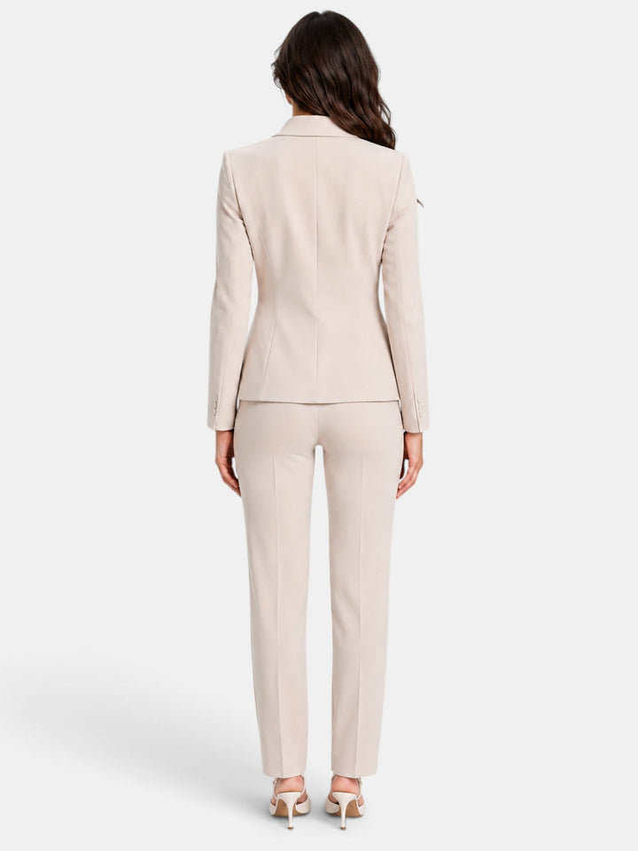 Conjunto de blazer y pantalón asimétrico. Moda femenina cómoda y moderna para un look de oficina.
