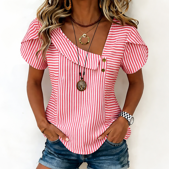 Blusa azul rayada para mujer con volantes, estilo casual y fresco, perfecta para días soleados de verano.