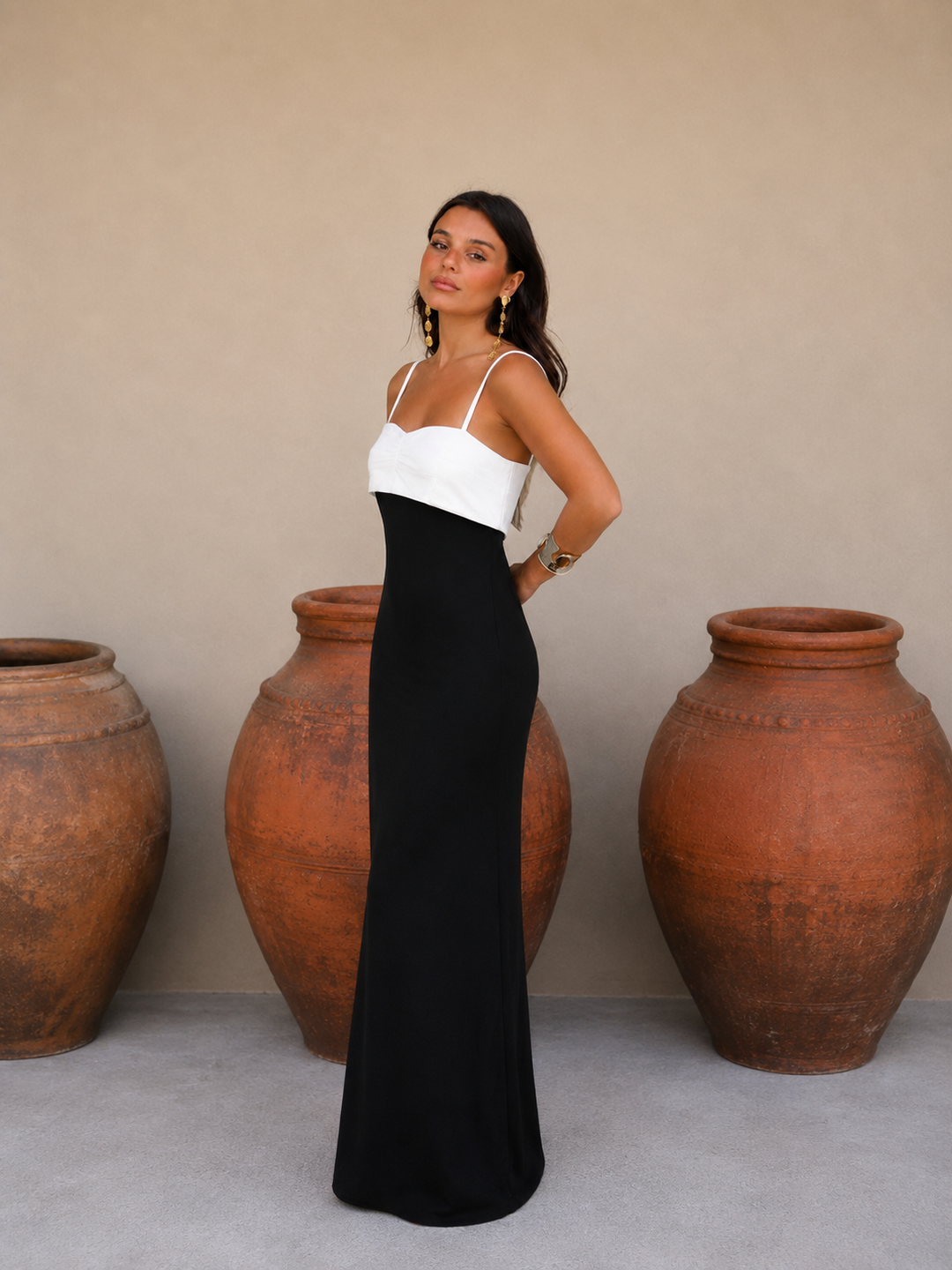 Vestido asimétrico de mujer, diseño azul y negro en contraste. Elegancia moderna para eventos de fiesta formales.