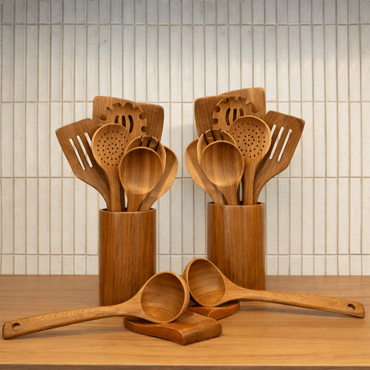 Detalle de espátula y cuchara de teca, utensilios de madera ecológicos y suaves para cocinar sin rayar.