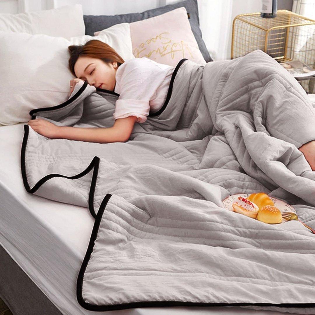 Manta ligera de verano para dormitorio, de algodón y bambú, ofrece confort suave y transpirable para noches tranquilas.
