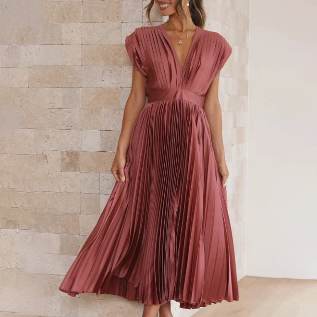 Moda femenina: Vestido de noche plisado con escote V, ideal para galas. Espalda descubierta.