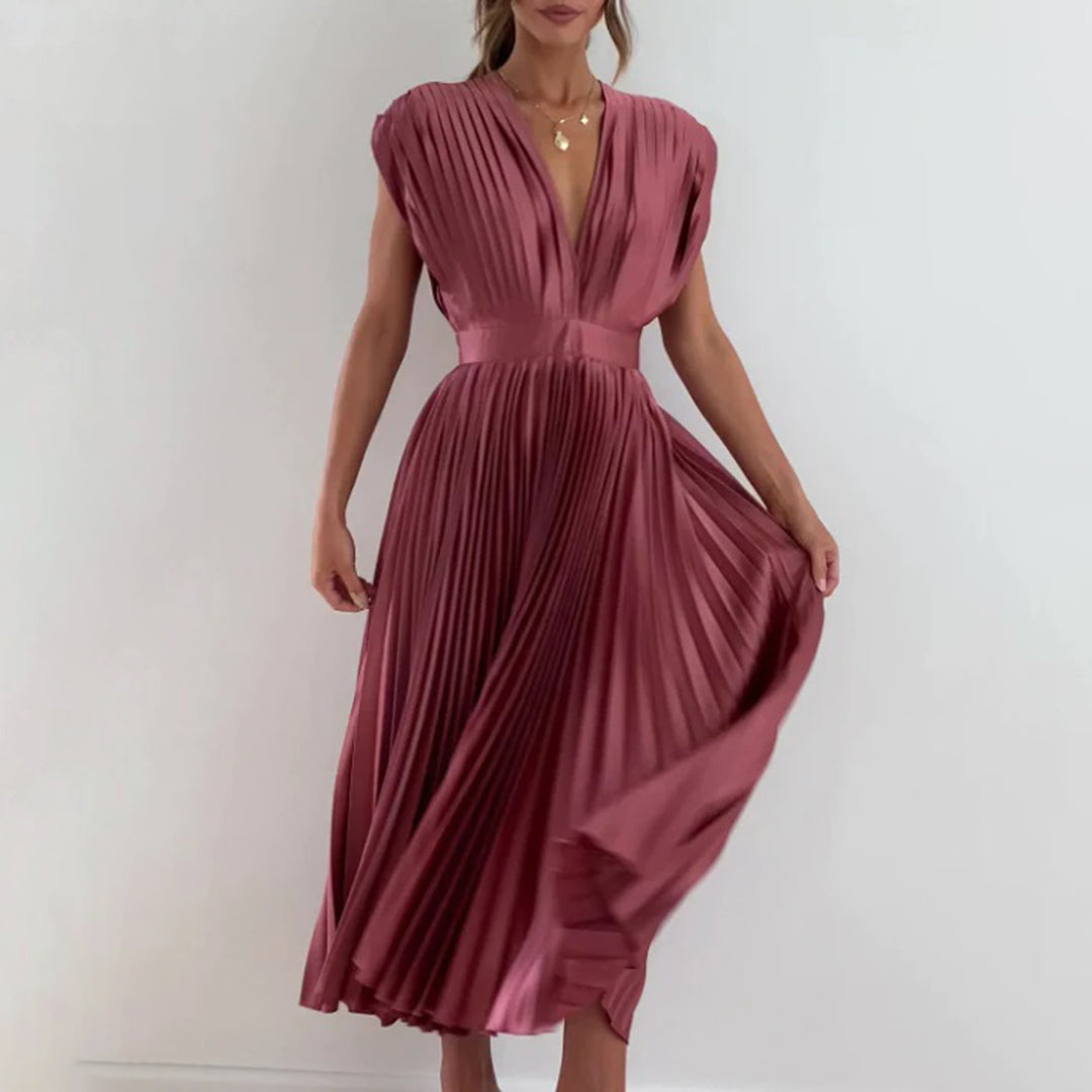 Vestido de noche de mujer, plisado y con escote V, destacando una espalda elegante descubierta.