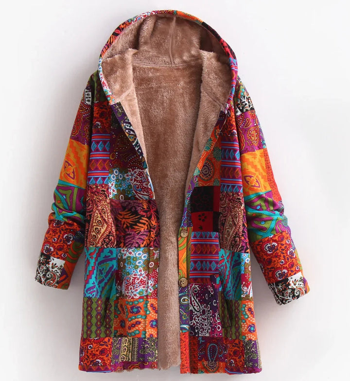 Mujer usando chaqueta polar estampada, cómoda y abrigada. Moda casual de invierno para un look alegre.
