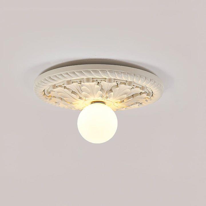 Lámpara de techo para dormitorio vintage, globo opalino y marco dorado. Estilo granja.