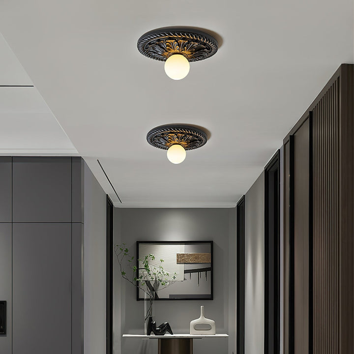 Luz de techo vintage estilo granja, con globo opalino y marco dorado, iluminación interior.