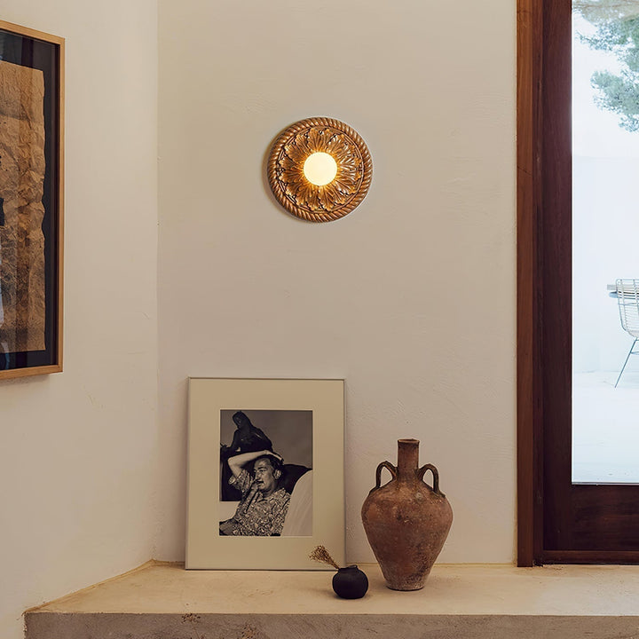 Luz de techo vintage con globo opalino difuso y marco dorado. Estilo granja en cualquier habitación.