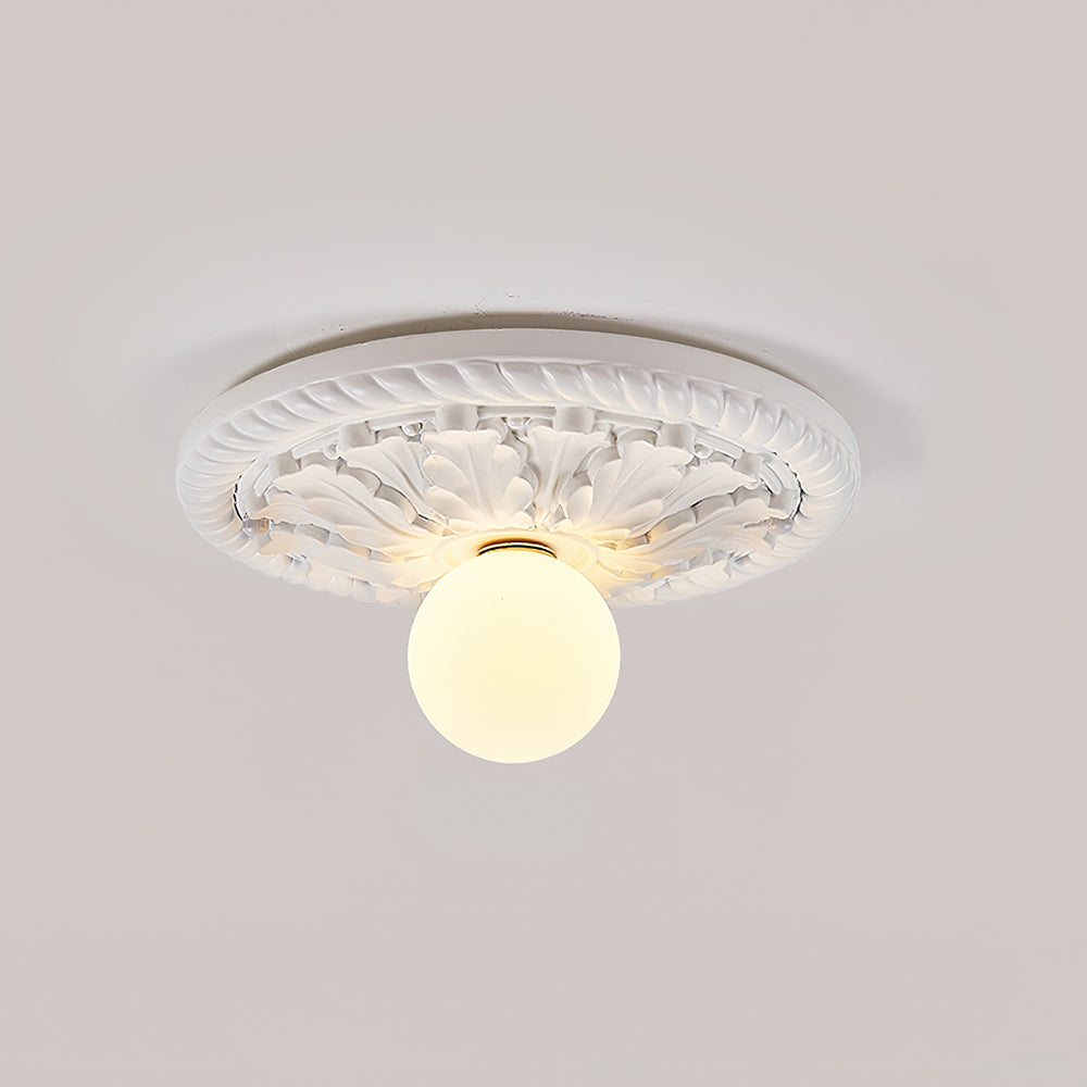 Ambiente acogedor con luz de techo vintage, estilo granja, globo opalino y detalle dorado.