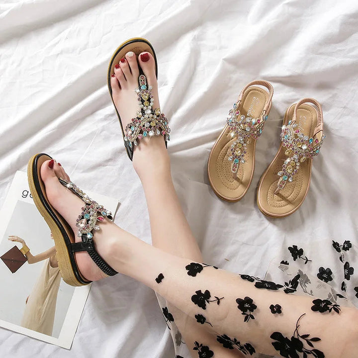 Cómodas sandalias planas para mujer con estilo boho, perfectas para el uso diario y el verano.