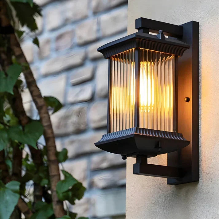 Aplique exterior vintage elegante, ideal para iluminación de porche y jardín, estilo clásico.
