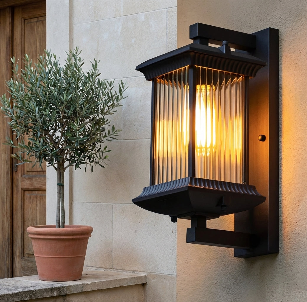 Lámpara de pared exterior clásica marrón oscuro para jardín o porche, iluminación elegante.