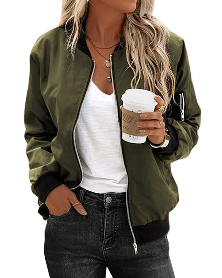 Mujer vistiendo chaqueta bomber moderna, perfecta para estilo casual de invierno. Ropa de moda cómoda.