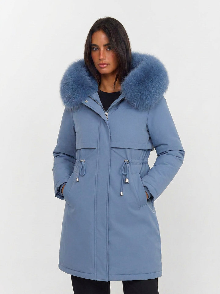 Parka de mujer ajustable con cremallera frontal y capucha para protección contra el frío invernal.