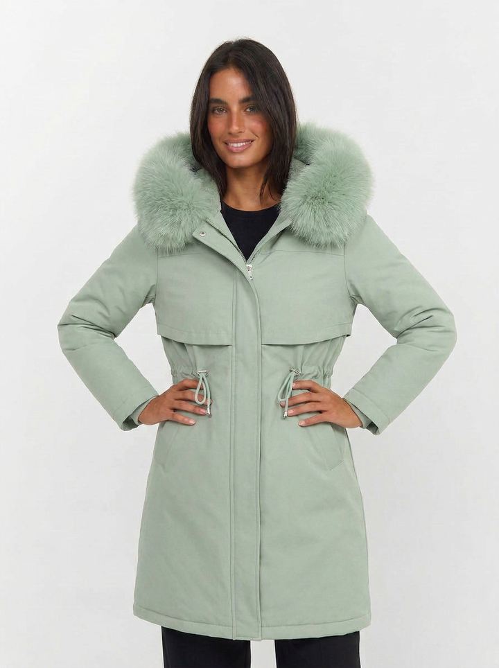 Vista frontal de parka casual de mujer con capucha y cremallera, perfecta para el invierno.