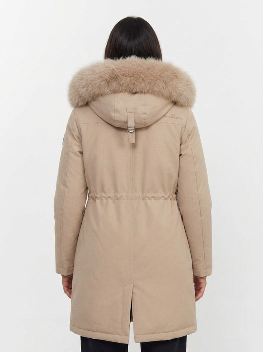 Detalle de la capucha con pelo sintético en la parka de invierno para mujer, ajustable y cómoda.