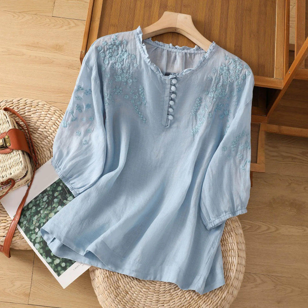 Blusa bordada mujer, versátil para looks casuales o elegantes. Diseño de manga larga y cuello volante en color blanco.