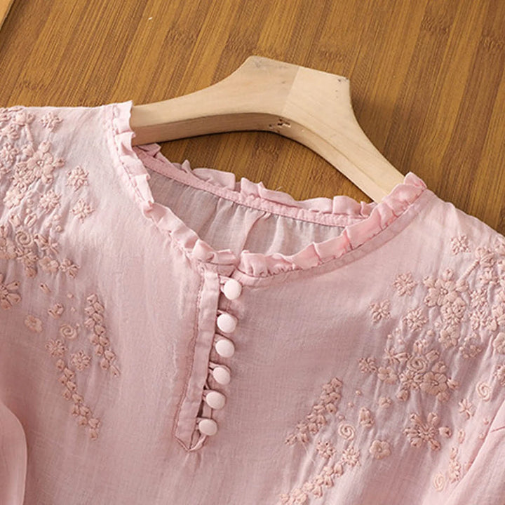 Blusa rosa bordada de mujer, estilo romántico con cuello volante y manga larga. Ideal para moda femenina primavera-verano.