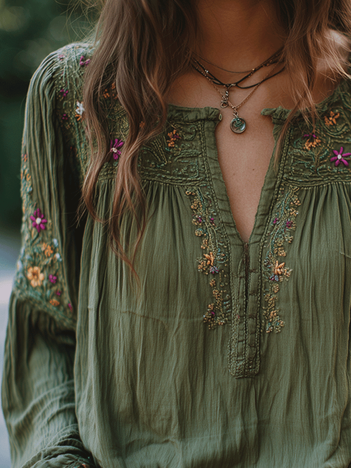 Elegante blusa bordada verde oliva de manga larga para mujer. Estilo bohemio casual, cuello V. Comodidad y moda.
