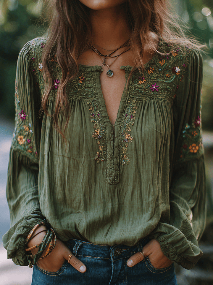 Blusa bohemia bordada verde oliva para mujer, manga larga, cuello V. Estilo chic y casual, ideal primavera.