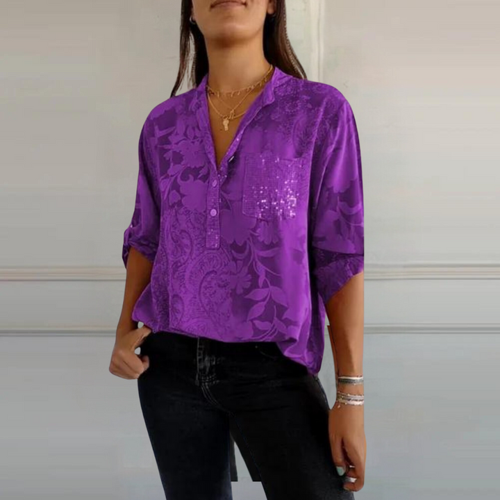 Imagen de blusa floral manga larga para mujer con bolsillo brillante. Estilo cómodo y chic para uso diario.