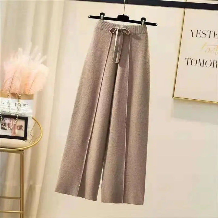 Pantalones holgados de mujer con tiro alto y pierna ancha, ideales para un look cómodo y con estilo.