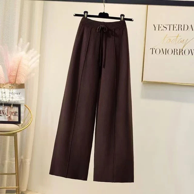 Pantalones de mujer tiro alto y pierna ancha, vista frontal, resaltando su comodidad y estilo casual.