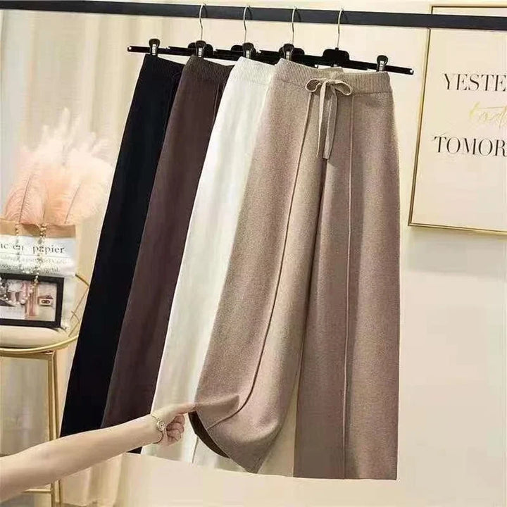 Parte trasera de pantalones de mujer tiro alto y pierna ancha, mostrando el ajuste holgado y cómodo.