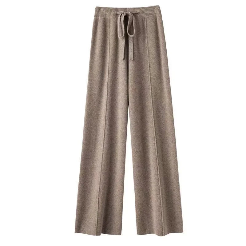 Primer plano de la cintura con cordón en pantalones de mujer tiro alto y pierna ancha.