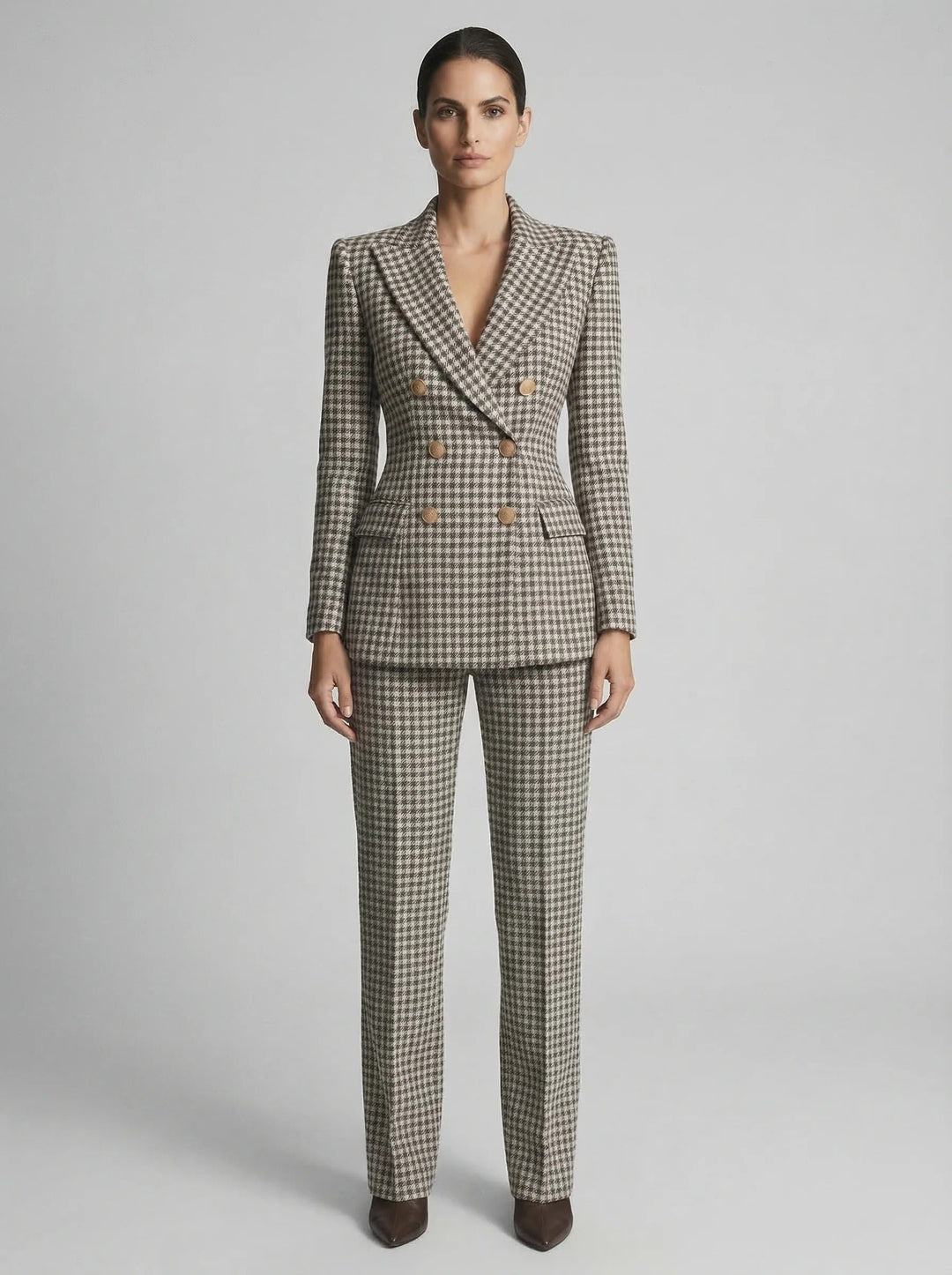 Conjunto formal de mujer: chaqueta cruzada y pantalón a cuadros. Estilo profesional para ropa de oficina.