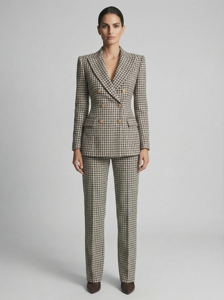 Conjunto formal de mujer: chaqueta cruzada y pantalón a cuadros. Estilo profesional para ropa de oficina.