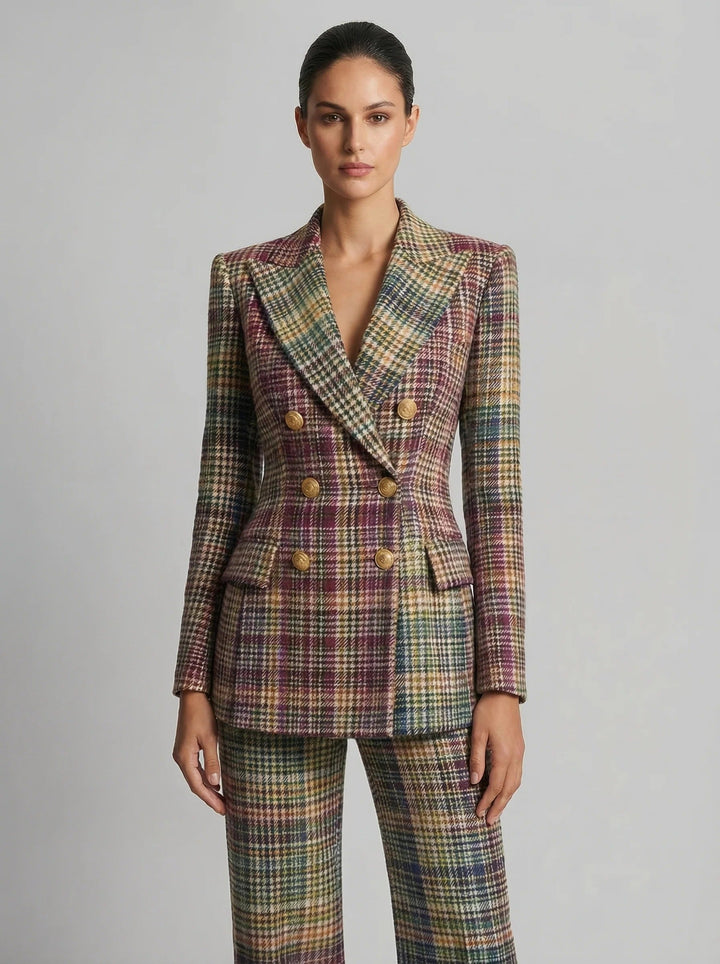 Traje de mujer a cuadros: chaqueta cruzada y pantalón. Conjunto elegante y formal para ropa de oficina.