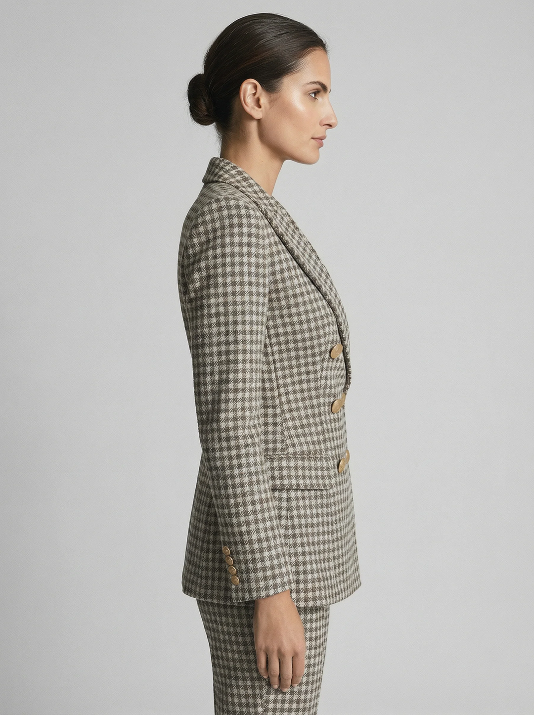 Conjunto elegante de mujer: chaqueta cruzada y pantalón a cuadros. Ideal para moda formal y look de oficina.