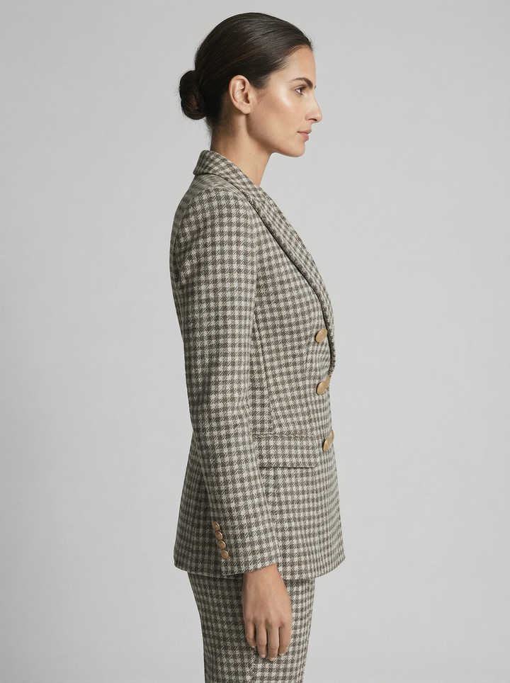 Conjunto elegante de mujer: chaqueta cruzada y pantalón a cuadros. Ideal para moda formal y look de oficina.