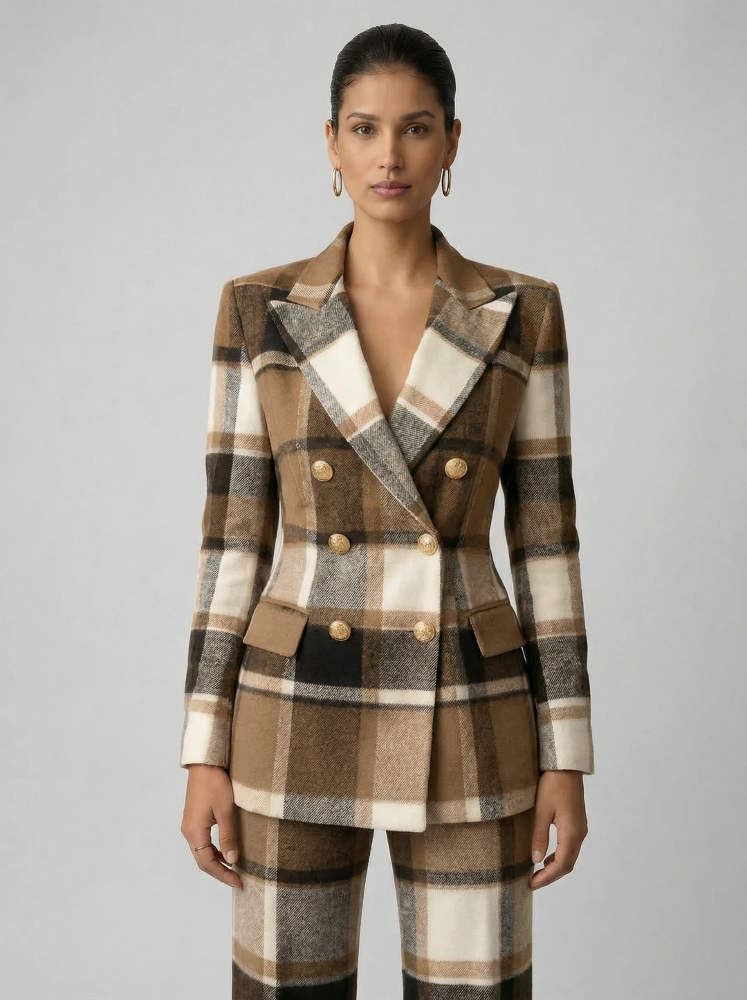 Traje de mujer con chaqueta cruzada y pantalón a cuadros. Versátil y elegante para oficina y eventos de primavera.