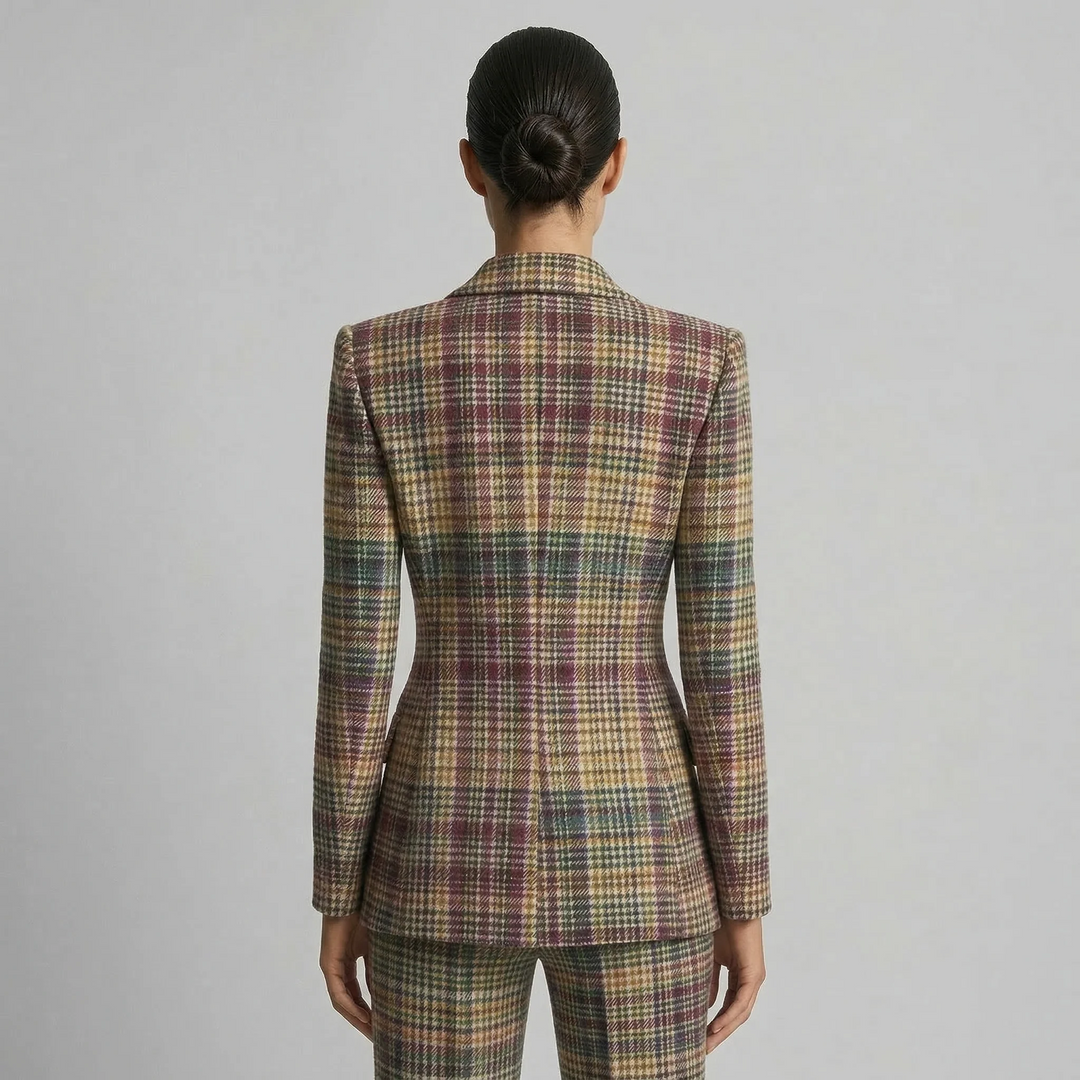 Ropa de oficina formal para mujer: chaqueta cruzada y pantalón a cuadros. Estilo profesional y elegante.