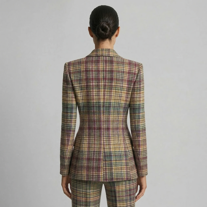 Ropa de oficina formal para mujer: chaqueta cruzada y pantalón a cuadros. Estilo profesional y elegante.