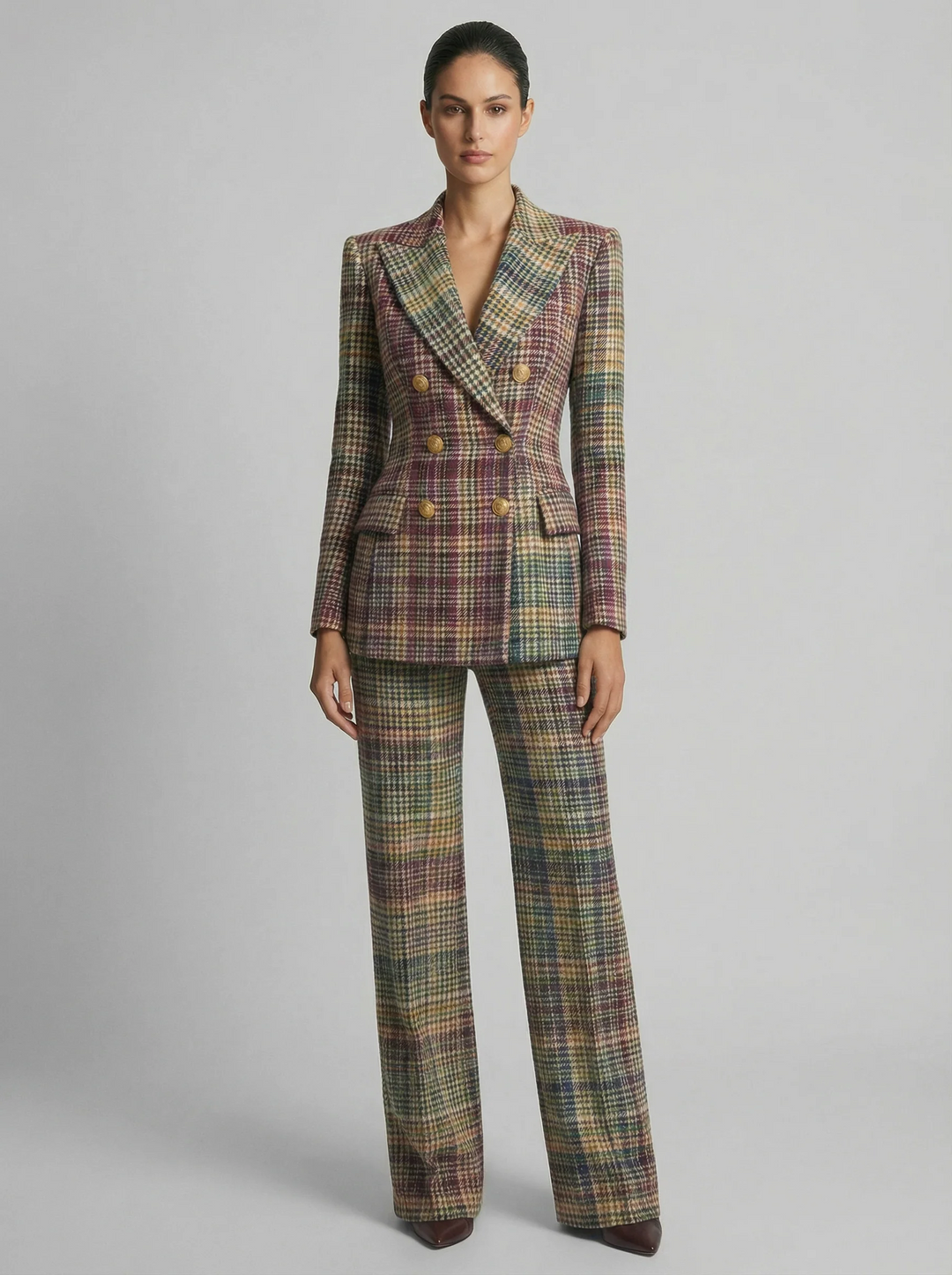 Traje elegante de mujer: chaqueta cruzada y pantalón a cuadros. Ideal para oficina y moda formal profesional.