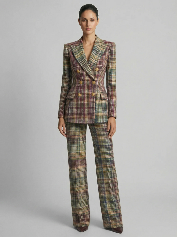 Traje elegante de mujer: chaqueta cruzada y pantalón a cuadros. Ideal para oficina y moda formal profesional.