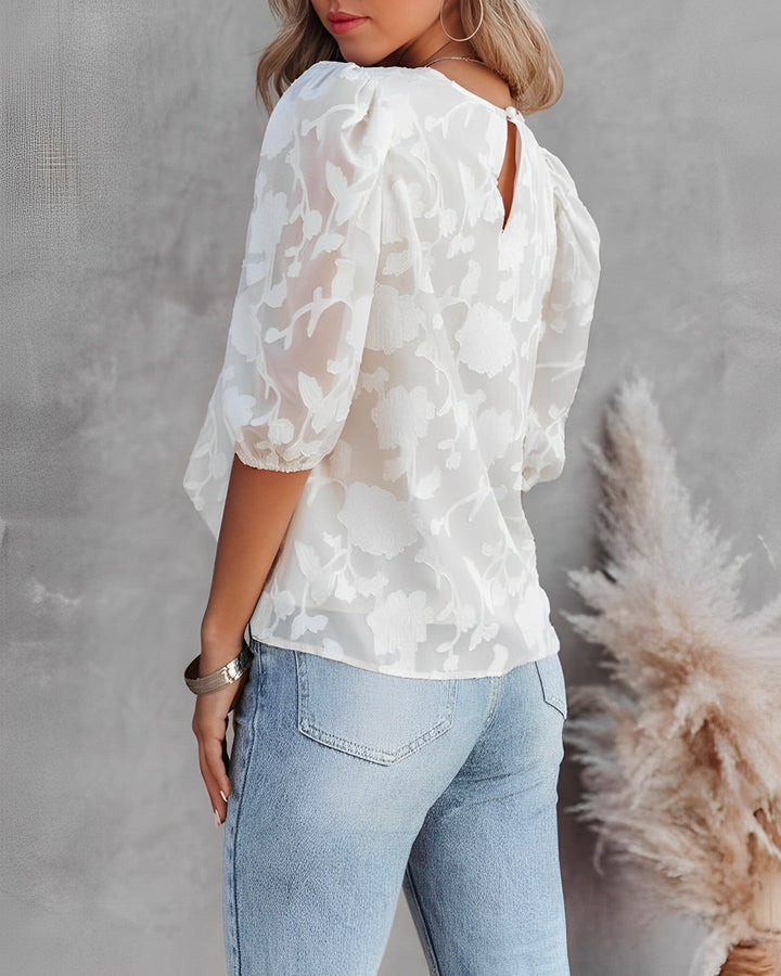 Elegante blusa floral para mujer con mangas abullonadas, perfecta para un look casual chic.