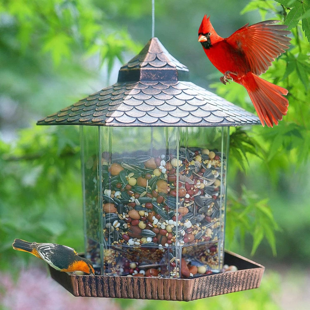 Elegante comedero colgante para aves de jardín, con techo de cobre ecológico y resistente para exteriores.