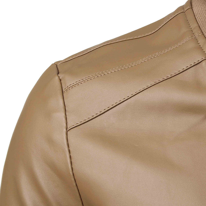 Joven luciendo chaqueta bomber Marcel, ideal para el día a día. Comodidad y estilo en ropa exterior casual.